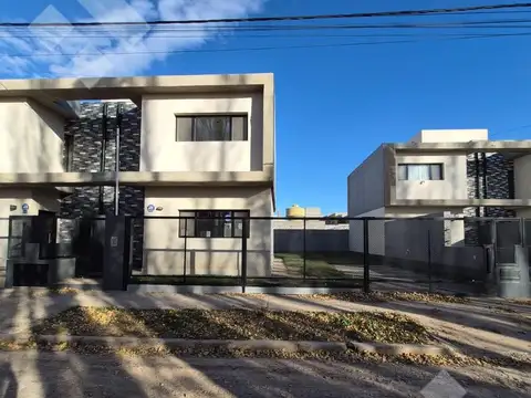 ALQUILER DÚPLEX | 2 DORMITORIOS | CIPOLLETTI | BARRIO LOS PLATANOS