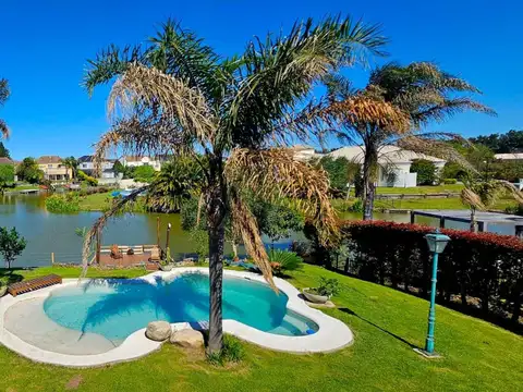 Casa con acceso directo a la Laguna y muelle privado