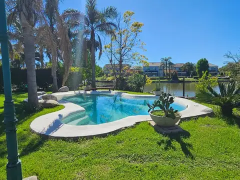 Avenida De Los Lagos