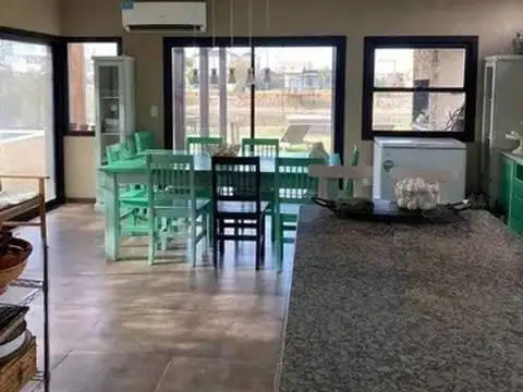 Casa 4 ambientes con 3 baños