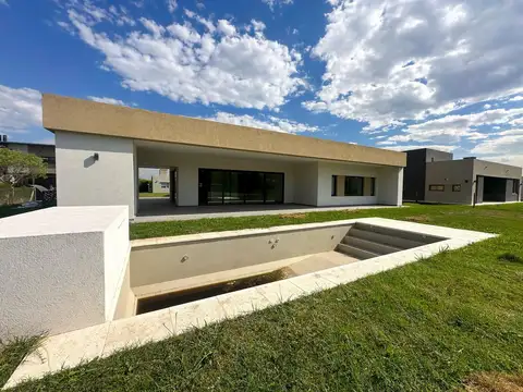 Casa en Venta con 6 cocheras