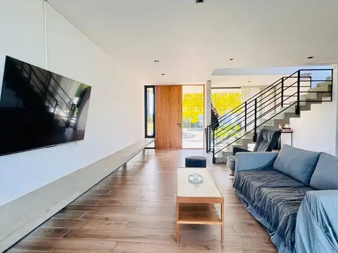 Casa en VISTAS, LOTE 717 mts y pileta climatizada
