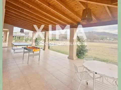 Casa en Alquiler con 2 cocheras
