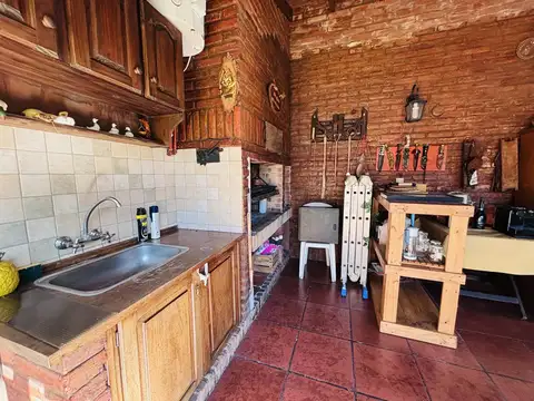 CASA excelente ubicación , quincho y pileta