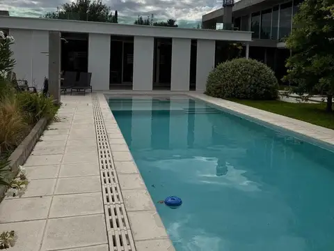 CASA EN VENTA KENTUCKY CLUB DE CAMPO 4 DORMITORIOS