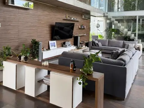 Casa en Venta con 4 cocheras