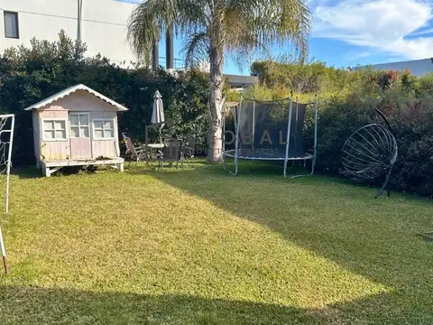 Casa en Alquiler con 2 cocheras