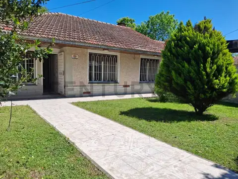 24 y 466. CASA EN VENTA DE 4 DORMITORIOS,QUINCHO Y PILETA. CITY BELL.