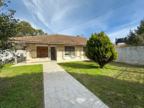 24 y 466. CASA EN VENTA DE 4 DORMITORIOS,QUINCHO Y PILETA. CITY BELL.