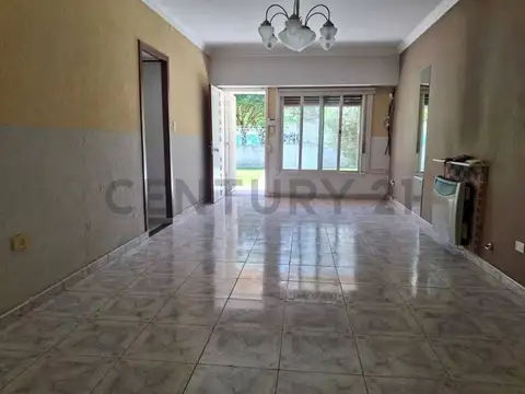 24 y 466. CASA EN VENTA DE 4 DORMITORIOS,QUINCHO Y PILETA. CITY BELL.