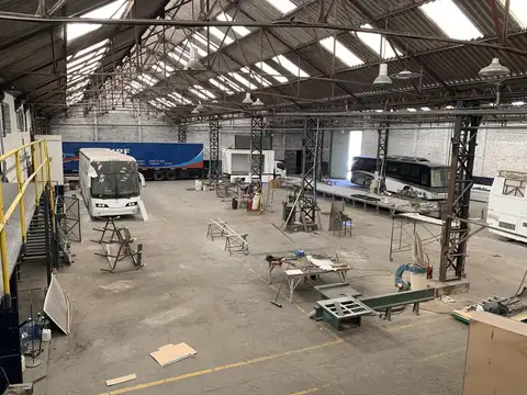 Establecimiento industrial desarrollado s/ sup. de  2500 m2,  con salida a tres calles.