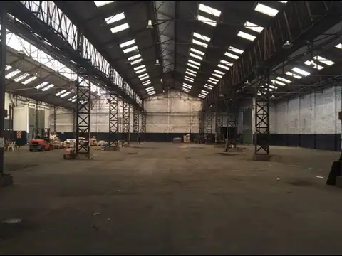 Establecimiento industrial desarrollado s/ sup. de  2500 m2,  con salida a tres calles.