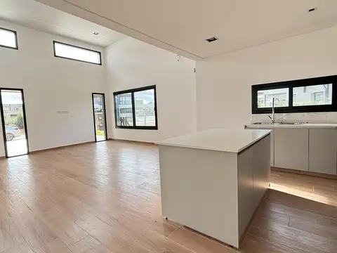 Casa en Alquiler con 4 cocheras