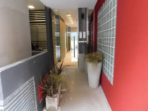 Mono Ambiente Contra Frente con Balcon y Espacio Guardacoche