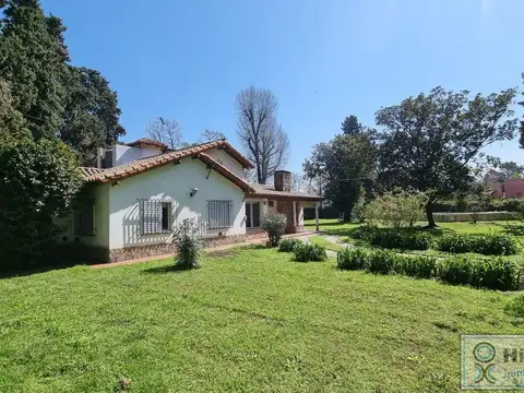 Casa en venta sobre la calle J.R Jimenez, en el Barrio Los jazmines. Del Viso, Pilar. APTA CREDITO