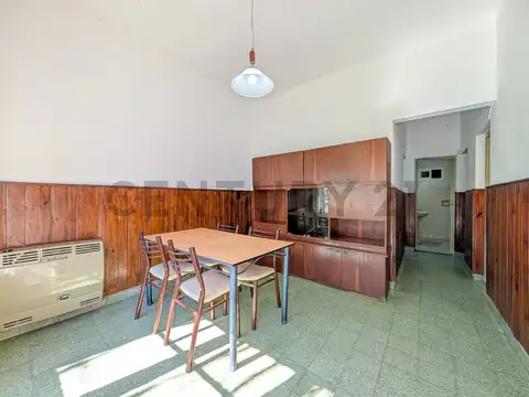VENTA - CASA - TRES DORMITORIOS - COCHERA - PATIO - JARDIN - PEREZ