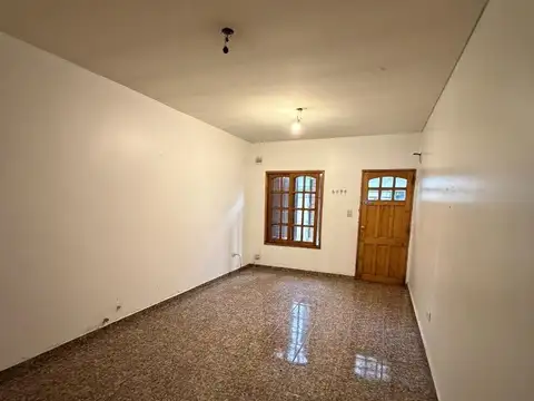Casa en Alquiler en Villa Luzuriaga, $ 900.000