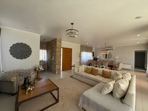 Casa 9 ambientes con 4 baños