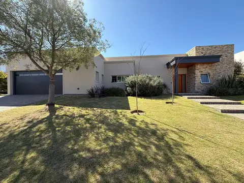 CASA 4 DORMITORIOS CAÑUELAS COUNTRY GOLF