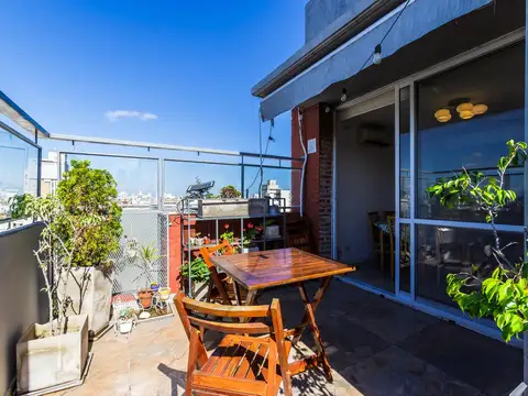 VENTA - DEPARTAMENTO DE TRES DORMITORIOS BALCON ATERRAZADO Y COCHERA - LORUDES