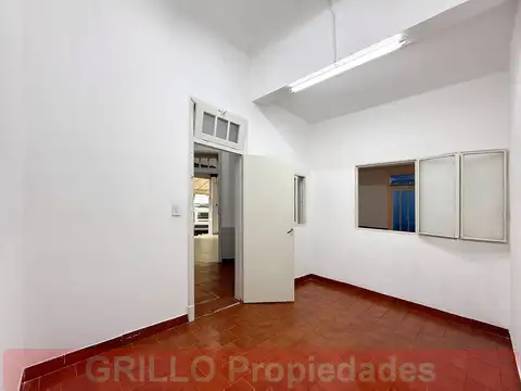 Ramallo 1627, casi Av. del Libertador. Local, oficina o depósito con vivienda. Sin expensas.