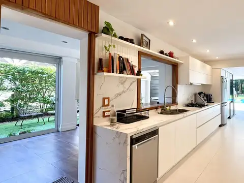 Casa de 6 ambientes con pileta en venta