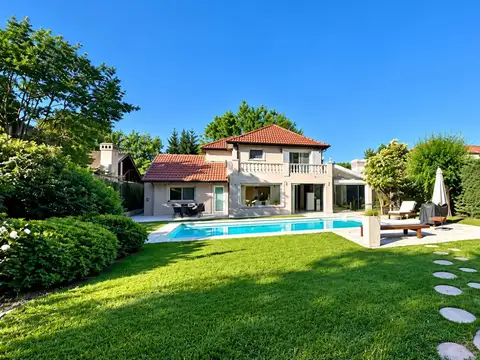 Casa de 6 ambientes con pileta en venta