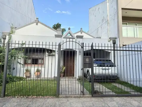 Casa 4 ambientes en planta baja en excelente ubicación.