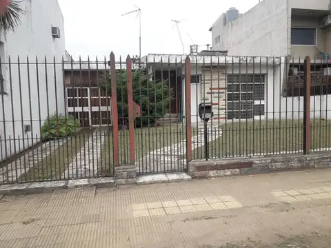 Casa en venta de tres ambientes en Moron Apto Credito