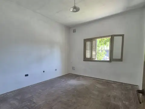 Departamento tipo casa en alquiler en Caseros-2 AMB. Con patio cubierto independiente.