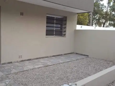 Depto Tipo Casa en Alquiler en Villa Elvira, $ 590.000