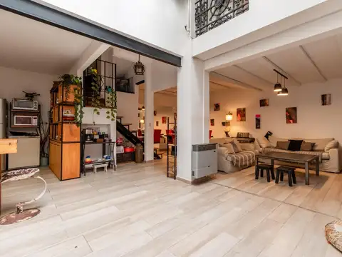 Imperdible! Divino PH con todo el encanto en venta en el centro de San Isidro.