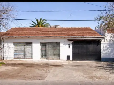 CHALET CON 2 LOCALES COMERCIALES SOBRE IMPORTANTE AVENIDA