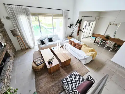 Casa en Venta con 2 cocheras