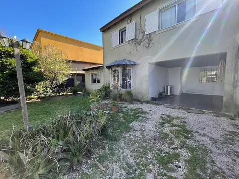 Casa en Venta con 2 cocheras