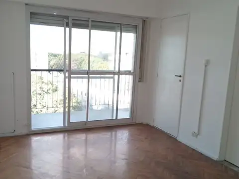 Muy buen depto de 1 Ambiente al frente con balcon