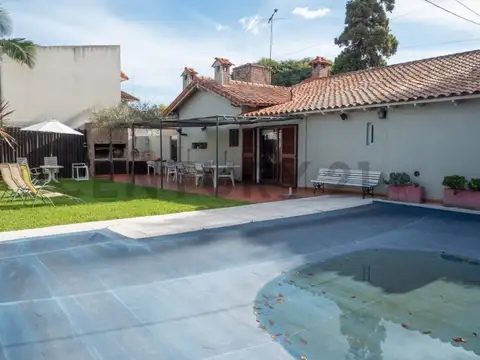 Casa de 3 dormitorios mas consultorio independiente en Venta en Ringuelet. Parque, pileta y quincho.