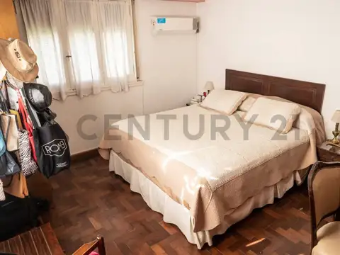 Casa de 3 dormitorios mas consultorio independiente en Venta en Ringuelet. Parque, pileta y quincho.