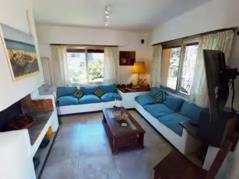 Casa 4 ambientes con 2 baños