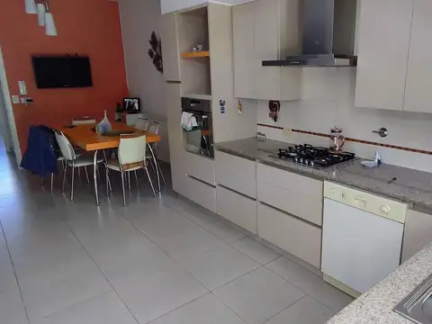 Casa en Alquiler con 1 cochera