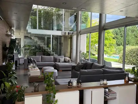 Casa 7 ambientes con 5 baños
