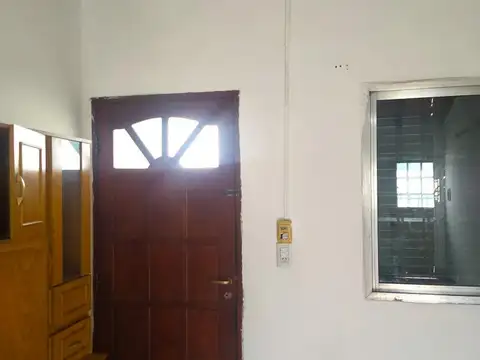 Ecuador bis 400, casa de 3 dormitorios, patio, cochera.