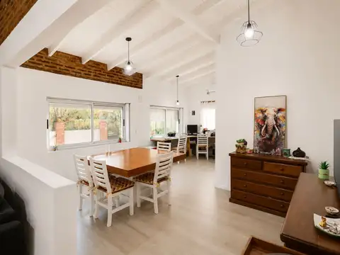 CASA EN VENTA SICARDI 4 DORMITORIOS PATIO Y PILETA