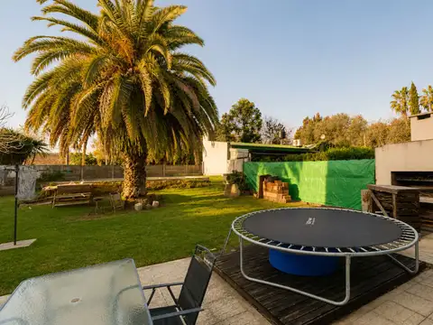 CASA EN VENTA SICARDI 4 DORMITORIOS PATIO Y PILETA