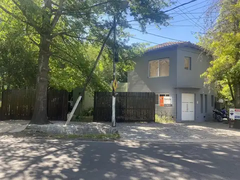 Casa  o 2 Departamentos- ¡Excelente ubicación en Robles del