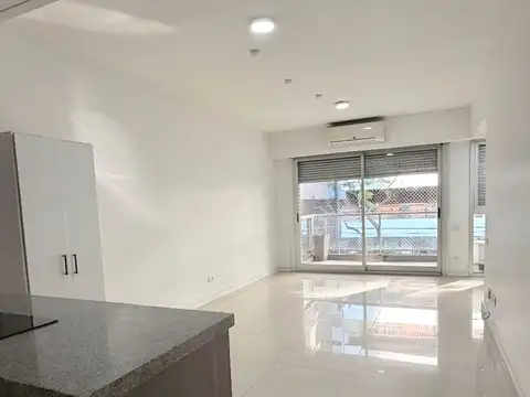 Departamento en alquiler ambiente al frente con balcón. Apto profesional y Amenities
