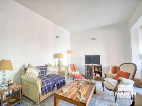 Casa Ph 4 ambientes, 2 baños, escritorio y patio. Estilo antigüo.