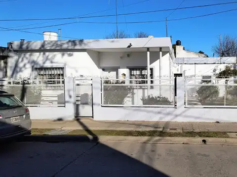 VENTA CASA 2 DORMITORIOS C/GARAGE-CAPITAN BERMUDEZ