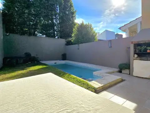 CASA EN VENTA VICTORIA 5 AMB COCH JARDÍN PILE E/AV
