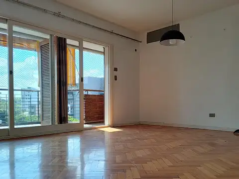 Depto. 4 ambientes con dep. de servicio y Cochera fija.